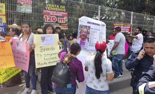 Familiares y amigos de Brenda Lyssette Ávila, reportada como desaparecida el lunes, bloquearon ayer la carretera federal México-Cuautla, a la altura de Plaza Cortijo, en Ixtapaluca, estado de México, para exigir presentarla con vida.