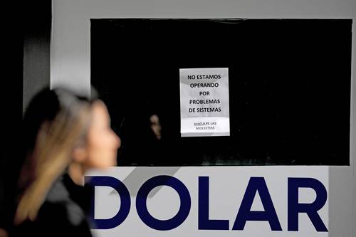 Luego de la jornada electoral del domingo, el peso argentino cayó hasta 20 por ciento, por lo que las casas de cambio prefirieron cerrar.
