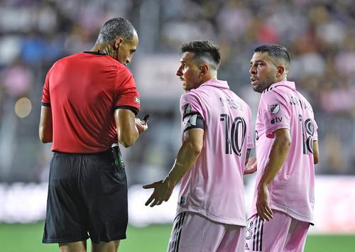 El astro argentino discute con el árbitro durante el partido frente a Charlotte FC.
