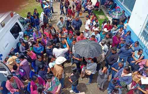 Indígenas mixtecos impidieron ayer los trabajos de impermeabilización del centro de salud ubicado en el municipio de Metlatónoc, Guerrero; los inconformes demandan que se construya un hospital.
