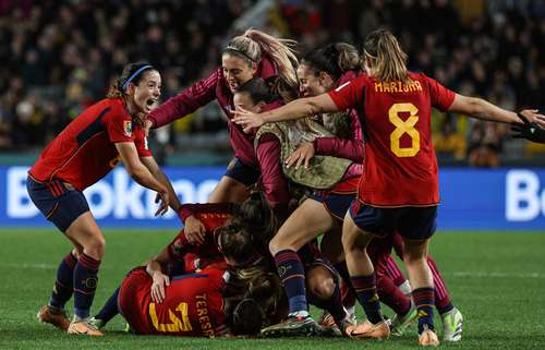 Las españolas estallaron en júbilo con abrazos y gritos tras ganar el partido.