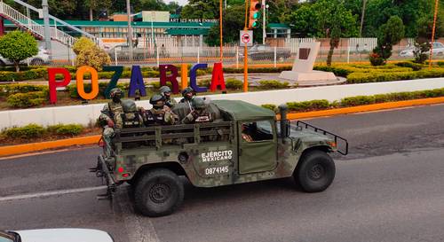 Efectivos del Ejército Mexicano patrullan las calles de Poza Rica, Veracruz, como parte del incremento de la vigilancia en esa ciudad luego del hallazgo de restos humanos en dos viviendas.