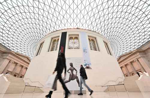 Visitantes en el Gran Patio del Museo Británico.