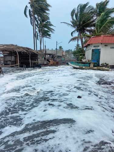 El fuerte oleaje generado por el paso del huracán Hilary causó daños en varios negocios ubicados en las playas de El Paraíso, municipio de Armería, Colima. Además, la capitanía del puerto de Manzanillo ordenó el cierre de operaciones a todo tipo de embarcaciones debido a la proximidad del meteoro.