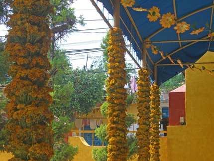 Figura 5. Columnas del atrio de la Parroquia de San Miguel, Tepoztlán, Morelos, fiesta de San Miguel (2007).  Robert Bye