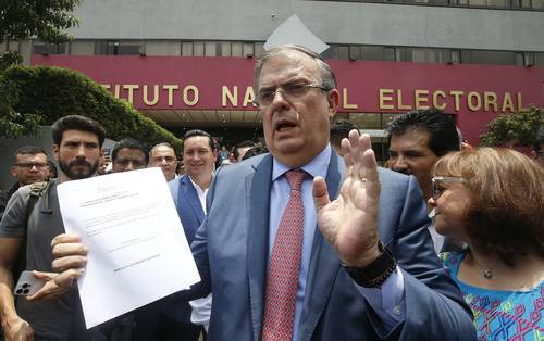 Marcelo Ebrard acudió ayer a la oficialía de partes del Instituto Nacional Electoral a pagar una multa por 10 mil pesos.