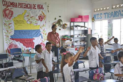 Los niños residentes de Tierra Grata (imagen) participarán del Programa Escuelas México, que gestiona la embajadora mexicana Marta Patricia Ruiz. Al fondo, el viceministro de Educación de Colombia, Óscar Sánchez.