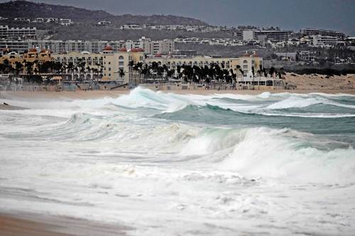 El paso del huracán Hilary causó alto oleaje en la playa Medano, en Los Cabos, Baja California Sur. Se prevé que el meteoro genere rachas de vientos de 80 a 100 kilometros por hora y oleajes de cinco a siete metros de altura.