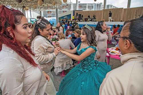 Las más emocionadas eran las chicas, quienes bailaron el tradicional vals con sus madres, padrinos y otros familiares.
