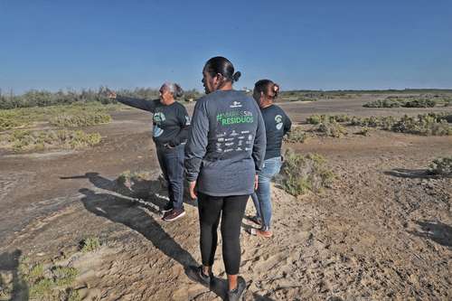  Integrantes de Las Guardianas en La Paz, Baja California Sur, realizan recorridos de vigilancia en la zona El Conchalito.