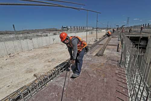 Falta infraestructura portuaria y de transporte terrestre, señalan analistas.