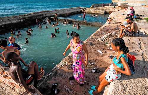 Para muchos cubanos no es necesario pagar en verano para nadar, ya que el mar suele estar tan tranquilo que parece una piscina inacabable.