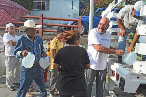 Marcial Herrera, aspirante a la postulación del Partido Acción Nacional a la alcaldía de San Pedro Garza García, Nuevo León, repartió 65 mil galones de agua en colonias populares de esa localidad.