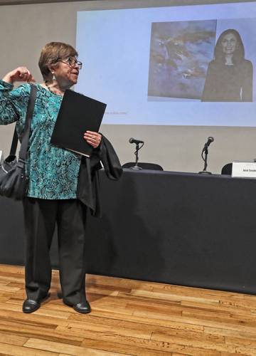 La poeta Elsa Cross observa a la acuarelista Teresa Rubio (quien falleció en 2020) ante una de sus pinturas en un video que se proyectó ayer durante la presentación del libro.