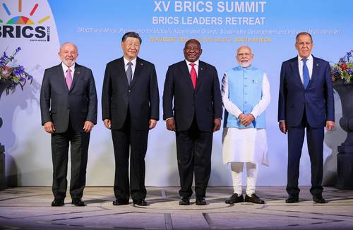 Los presidentes de Brasil, Luiz Inácio Lula da Silva; de China, Xi Jinping, y de Sudáfrica, Cyril Ramaphosa, así como el primer ministro de India, Narendra Modi, y el ministro de Relaciones Exteriores de Rusia, Serguéi Lavrov, durante el Foro BRICS en Johannesburgo.