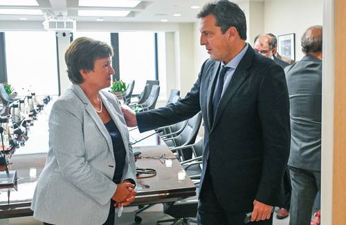 La directora gerente del FMI, Kristalina Georgieva y el ministro de Economía y candidato presidencial de Argentina, Sergio Massa, en la sede del Fondo en Washington.