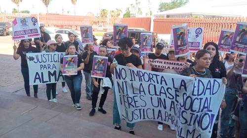 Un grupo de manifestantes protestó ayer frente a las instalaciones de la Fiscalía de Sonora en Ciudad Obregón para exigir a las autoridades se castigue con la pena máxima a Hilario N, presunto feminicida de Alma Lourdes, de 30 años, y acosador de la hermana de ésta.