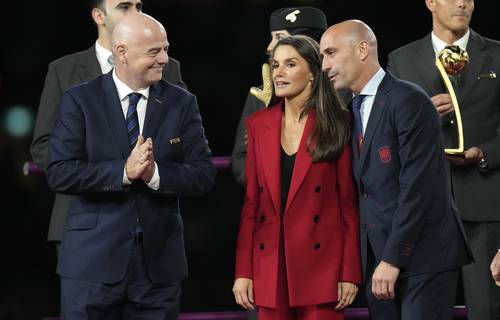 Imagen de la ceremonia de premiación en la final del Mundial Femenil en la que estuvieron el titular de la FIFA, Gianni Infantino, la reina Letizia y Luis Rubiales.