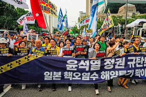 Con una marcha masiva, los ciudadanos exigen en Seúl que Japón almacene de manera permanente el líquido de la central atómica en contenedores.