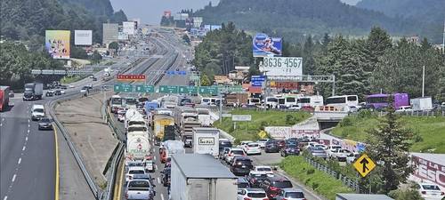 Por más de cuatro horas pobladores obstruyeron el tránsito en la autopista México-Toluca. La fila de autos era de más de 12 kilómetros hacia la Ciudad de México.