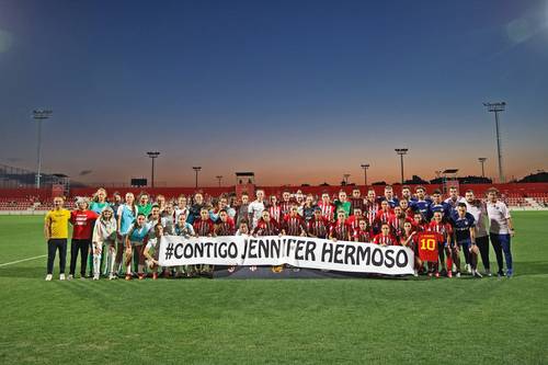 En algunos partidos de la liga española se mostraron pancartas y etiquetas en las playeras con apoyo a Jennifer Hermoso.