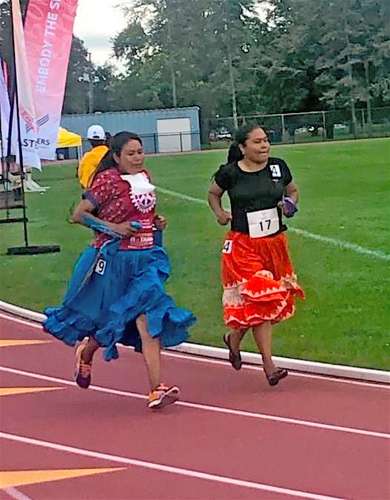 Las corredoras muestran la herencia cultural de sus pueblos en el torneo que también es una convivencia.