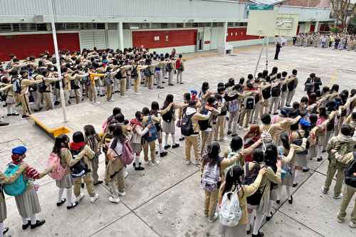 Alumnos de la escuela secundaria técnica No. 99, en la colonia Bondojito de la Ciudad de México, comenzaron ayer el ciclo escolar 2023-2024.