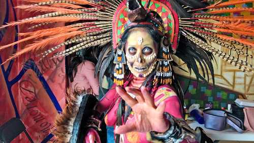 Durante siete horas, pintores y modelos mexiquenses trabajaron para mostrar aspectos de la cosmogonía de las culturas prehispánicas.