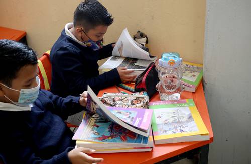 Niños de la primaria Estado de Michoacán, en la Ciudad de México, tuvieron su material educativo el lunes pasado.