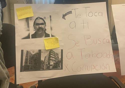 Durante una ponencia de Santiago Taboada en el ITAM, estudiantes protestaron contra la corrupción inmobiliaria en Benito Juárez. A su salida, el alcalde panista fue escoltado con gritos de “corrupto” y “ladrón”.