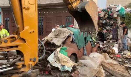 Trabajadores del municipio de Ecatepec, estado de México, requirieron maquinaria pesada para sacar basura acumulada durante años en el domicilio de Antonio Freyermuth, la cual representaba un riesgo para la salud de los vecinos.