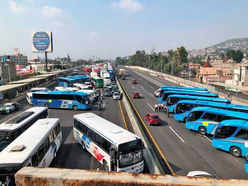 Los choferes utilizaron 80 camiones para cerrar ambos sentidos de la carretera, a la altura de la avenida Morelos en Ecatepec, estado de México.