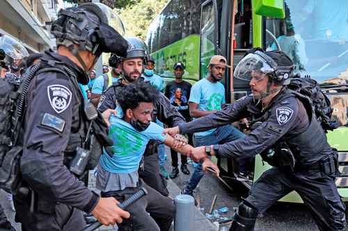 Elementos de la policía intentan controlar a uno de los manifestantes en la capital israelí. El enfrentamiento, uno de los más violentos de los últimos años, se originó durante una actividad que organizó la embajada de Eritrea por la independencia de ese país africano.