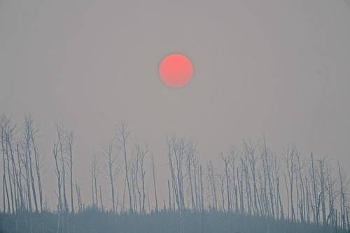 Desde Fort McMurray, Alberta, Canadá, se distingue el humo de los incendios forestales.