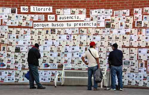 Integrantes del colectivo de Madres Buscadoras de Zacatecas tapizaron con fichas de búsqueda un muro de la Plaza Bicentenario, en la capital del estado, el 29 de agosto; 36 horas después, el gobierno estatal ordenó quitarlas.