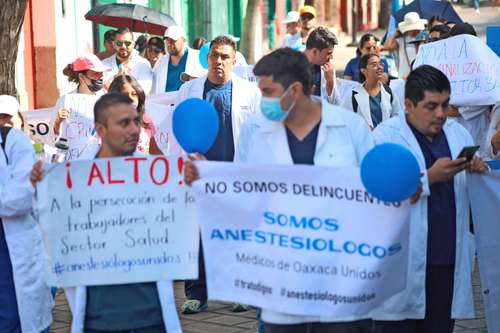 Médicos especialistas de Oaxaca marcharon ayer en la capital del estado, a fin de exigir justicia para los anestesiólogos Gustavo Aguirre, arrestado en Baja California Sur, y Daniel Rangel, en la Ciudad de México.