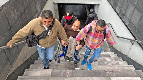En las instalaciones del Metro los usuarios en silla de ruedas necesitan forzosamente de ayuda para entrar o salir. La imagen, en la estación Zócalo, de la línea 2.