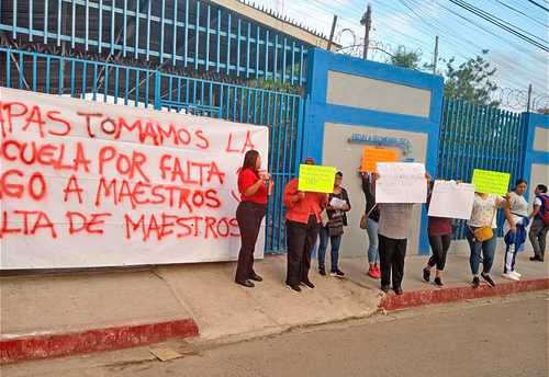 Maestros de una escuela secundaria en Chihuahua protestaron ayer debido a la falta de docentes para impartir las materias correspondientes a este nivel.