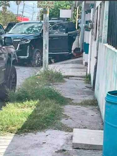 Camioneta de un presunto delincuente abatido durante una persecución, en la calle Naranjo, municipio de Matamo-ros, donde otros tres criminales y un civil murieron la mañana de ayer.