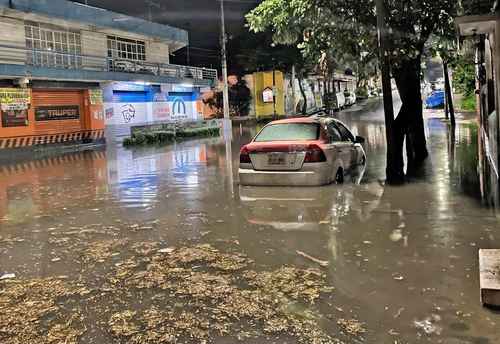 Elementos del Heroico Cuerpo de Bomberos laboraron ayer en distintos puntos de la alcaldía Tlalpan, debido a las anegaciones que dejó la fuerte lluvia en la zona. Automóviles quedaron varados, como en calle Tizimín, Lomas de Padierna.