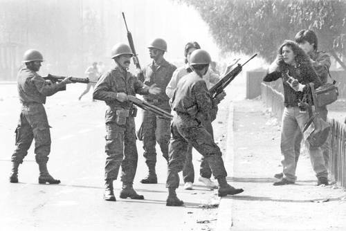 Soldados reprimieron el 20 de mayo de 1986 una manifestación por la paz en la avenida Alameda, en el centro de Santiago, y arrestaron a periodistas.