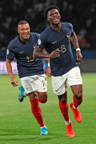 Kylian Mbappé (10) corre para felicitar a su compañero Aurelien Tchouameni (8), quien marcó el primer gol en la victoria de los franceses.