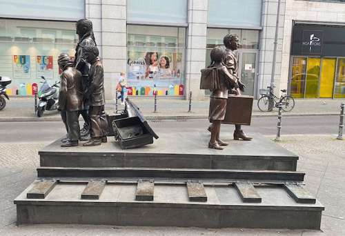 La escultura recuerda el traslado en trenes de niños víctimas y supervivientes del Holocausto.