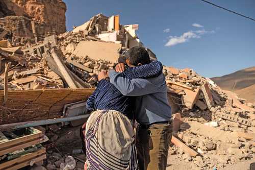 Familiares se consuelan al ver la devastación de su localidad en Imi N’Tala, cerca de Amizmiz, en el centro de Marruecos.