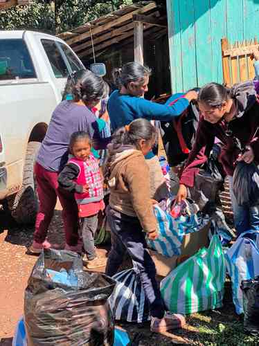 Decenas de desplazados por la violencia, provenientes de la comunidad de Linda Vista, reciben ayuda del programa Sembrando Vida, en el pueblo de Toro Muerto, municipio de San Miguel Totolapan, Guerrero.