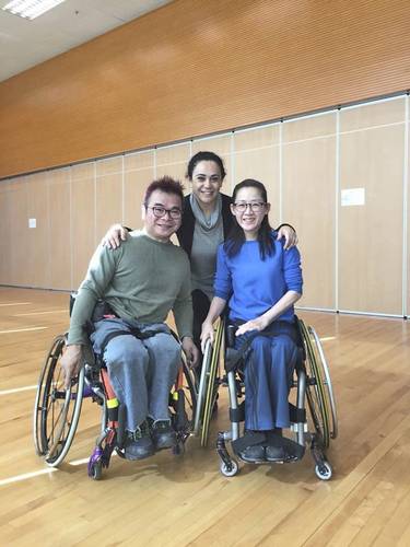  La entrevistada, en las imágenes con algunos de sus discípulos, también es jueza, entrenadora y directora técnica del Comité Paralímpico Internacional en la rama de danza deportiva sobre silla de ruedas.