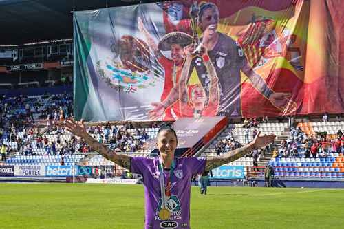 La campeona mundial de España recibió un homenaje en la victoria del Pachuca.