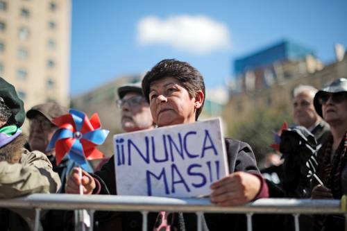  Manifestantes se apostaron ayer en las inmediaciones del Palacio de La Moneda.