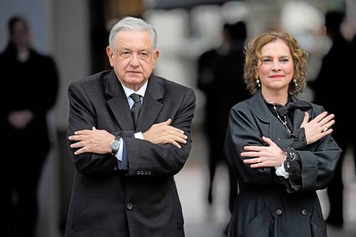 SALUDO FRATERNAL. Andrés Manuel López Obrador y su esposa, Beatriz Gutiérrez Muller, durante su arribo al Palacio de La Moneda para asistir a la ceremonia para conmemorar el 50 aniversario del golpe de Estado a Salvador Allende, en Santiago, Chile.