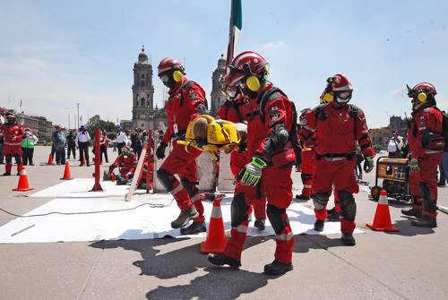 Integrantes del Escuadrón de Rescate y Urgencias Médicas en el Zócalo durante un simulacro de sismo en 2021.